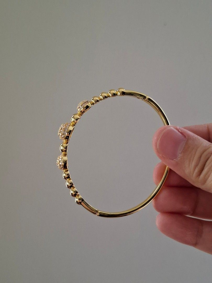 Bubbles Pattern Cute Alternating Size Bangle Bracelet Gold Stainless Steel (Category: Bracelets) located in Dasmarinas. Submitted by danabrie22 (Listing ID 1467718621, Image 3). Description: very well-made, excellent crafstmanship 10/10 condition brand new stainless steel & colored cubic zirconia stones made in Hongkong.