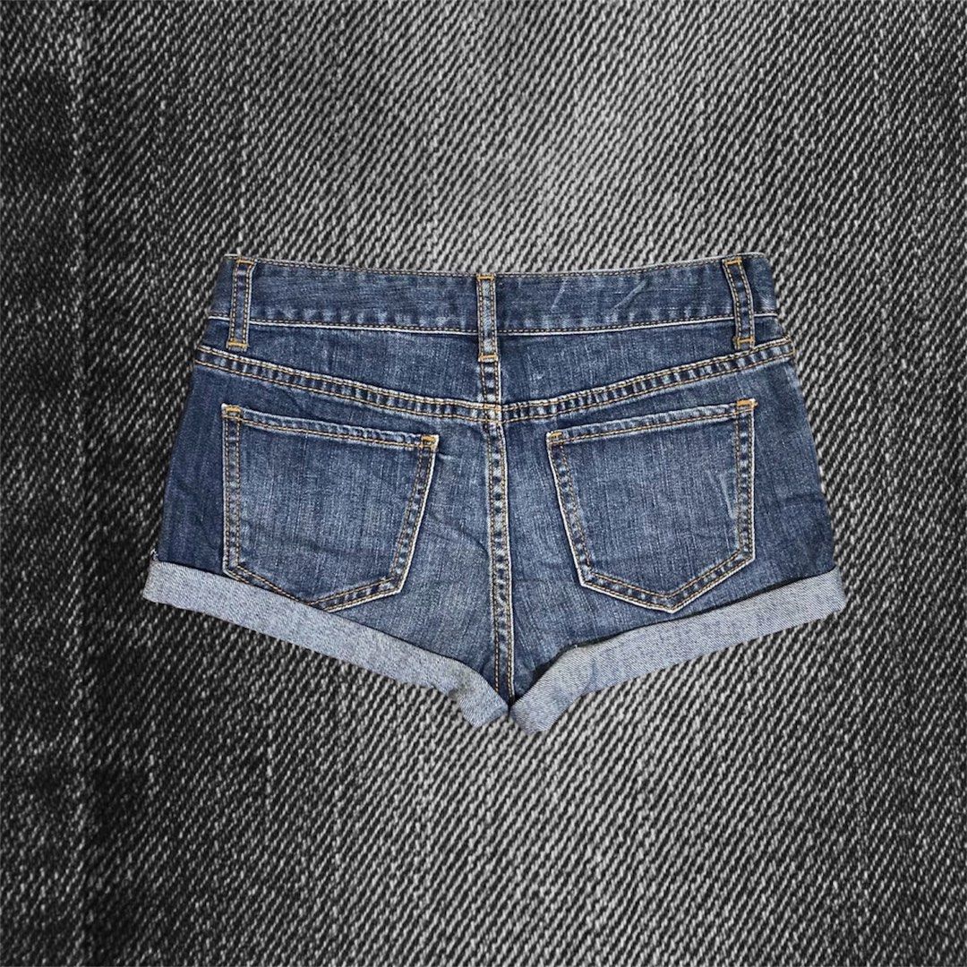 Gap disney low rise folded short (Category: Shorts) located in Caloocan City. Submitted by blairbyysha (Listing ID 1467793024, Image 2). Description: Size 24-26 Length 8.