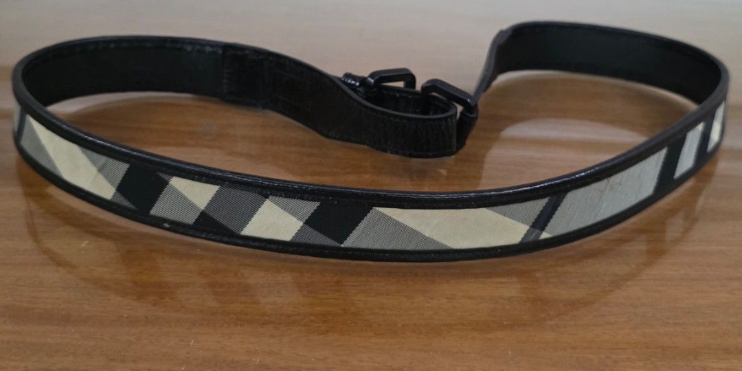 Burberrÿ Slim Belt (Category: Belts) located in Quezon City. Submitted by lifestyleboutik (Listing ID 1467805101, Image 3). Description: Ukay Source Patented leather and canvas Normal signs of use 105 cm Coded Made in Italy.