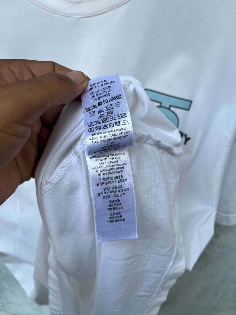 Burberry (Category: Tshirts & Polo Shirts ) located in Siay. Submitted by Jaaziahthriftdumaguete (Listing ID 1467669585, Image 3). Description: Wts ❗ Burberry t shirt 24 width 31 length flat dimes and actual dimes in tape measure Excellent condition Issue check picture no issue sa print Minimal lost stitching can fix naman epatahi nyo nalang at dumi washable 100 percent nasa sleeve yung dumi nadumihan pa nilabhan kunapo yan nadumihan pa sya hehe 