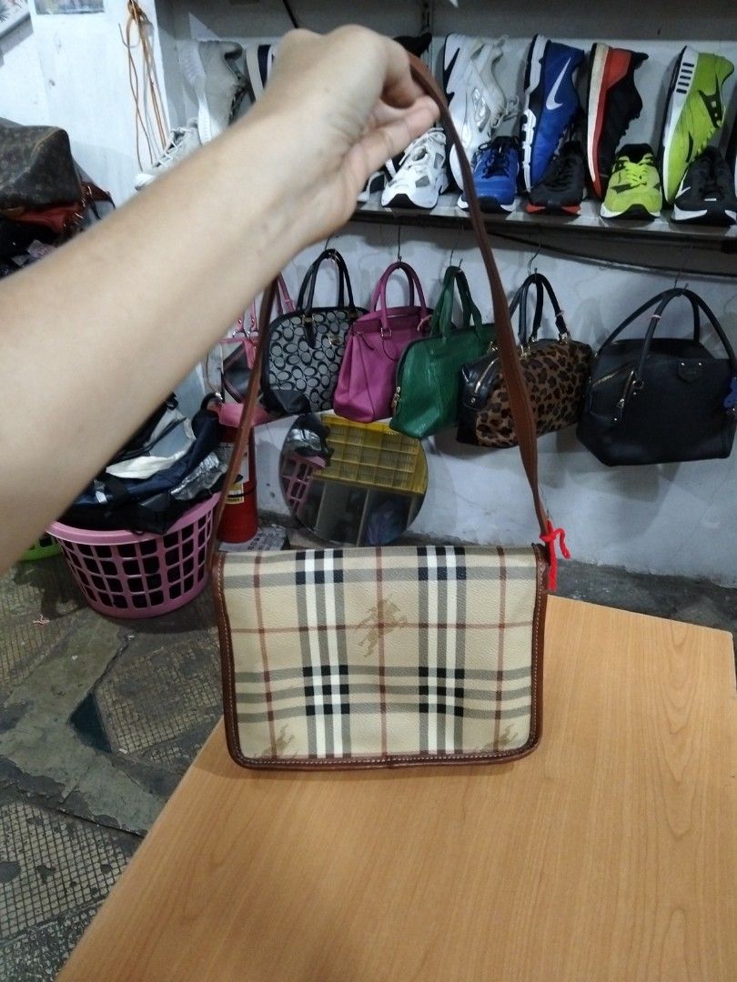 Burberry (Category: Shoulder Bags) located in El Salvador. Submitted by francheskaukayukay (Listing ID 1467690785, Image 3). Description: .