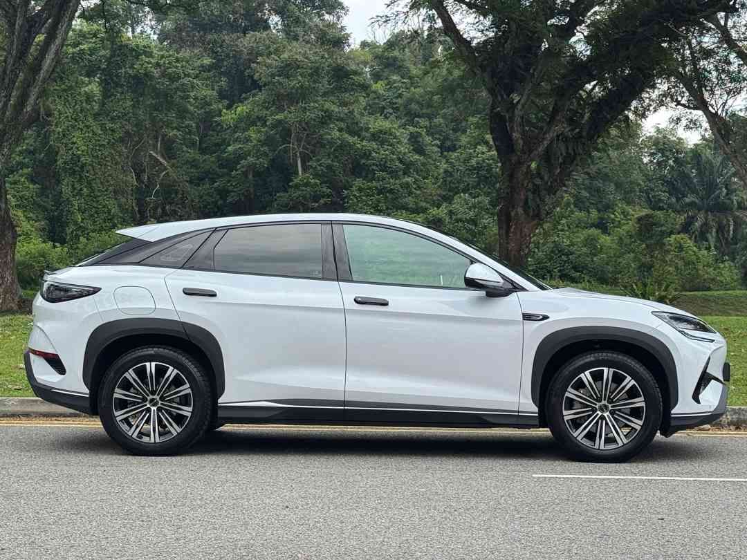 BYD SEALION 7 DYNAMIC (Category: Used Cars) located in Singapore. Submitted by signaturemotors (Listing ID 1465832736, Image 3). Description: Showroom: 237 ALEXANDRA ROAD 237 Alexandra Road #02-04 Singapore 159929 1 Owner! Full Agent Maintained! 10 yrs/200,000km Battery Warranty, 10 yrs/200,000km Free Servicing, 6 yrs/150,000km Car Warranty Fom Reg Date! Panoramic Roof. 15.6" Rotating Touchscreen With Apple CarPlay/Bluetooth/GPS. Dynaudio 10 Spea