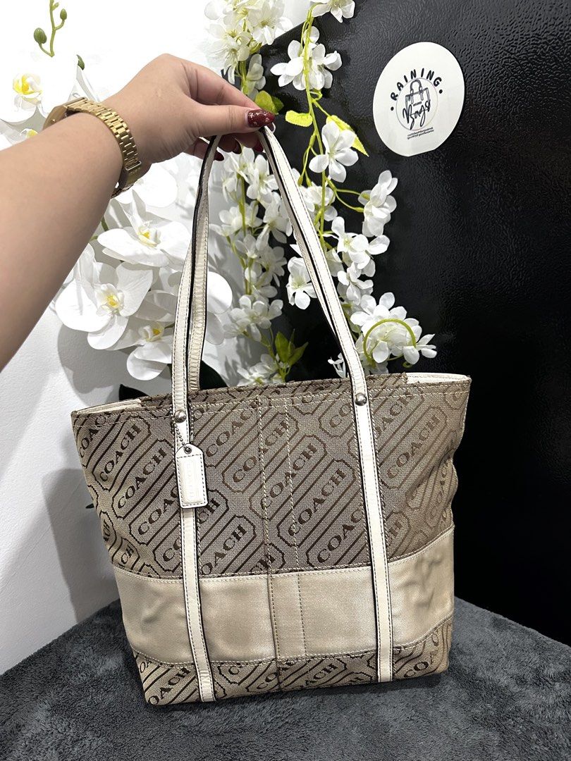 Cöach Canvas Tote Medium (Category: Looking For) located in Rizal. Submitted by raining_bags (Listing ID 1467652558, Image 1). Description: coach Rare Tote authentic 💯 excellent condition Message me on facebook Raining Bags Raining Bags II.