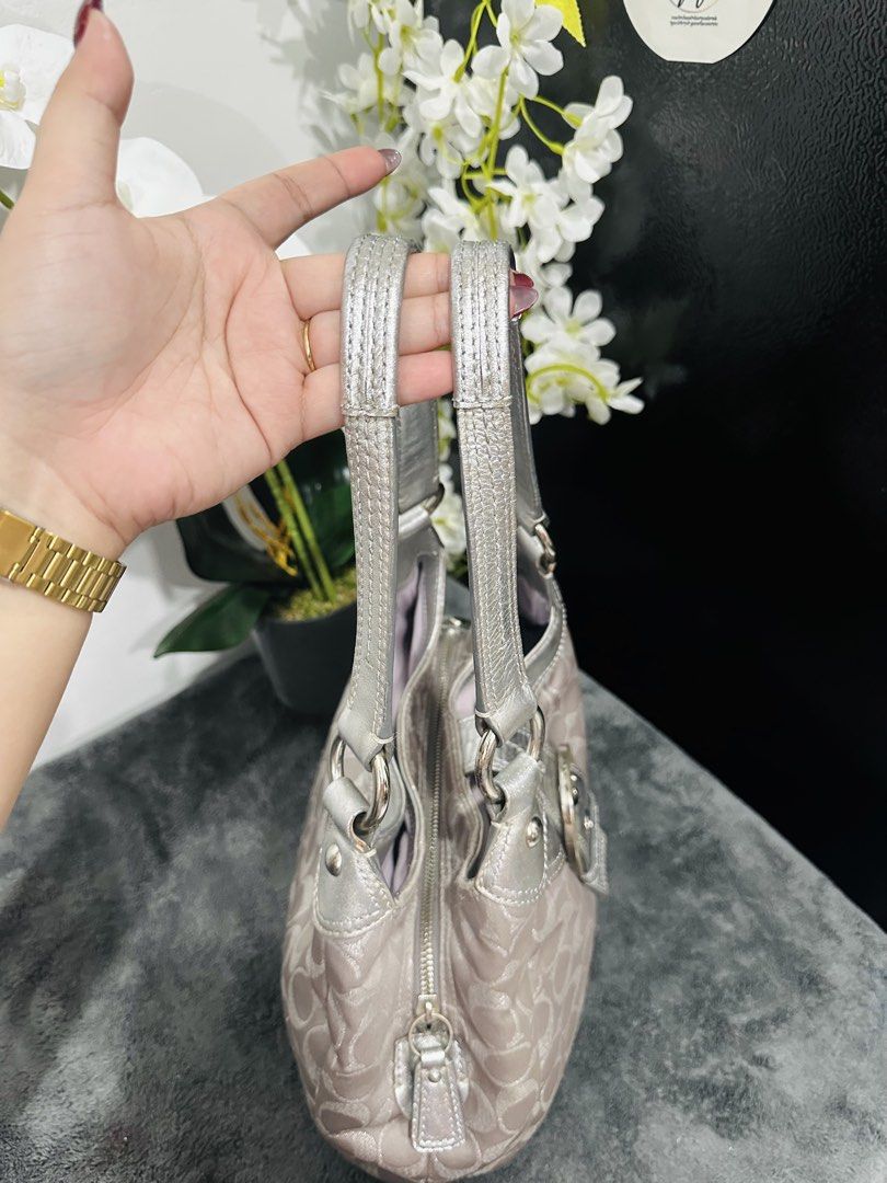 Cöachh Soho Lyn Medium 🩶 (Category: Looking For) located in Rizal. Submitted by raining_bags (Listing ID 1467652181, Image 3). Description: Like new 😍 authentic 💯 message me on Facebook Raining Bags Raining Bags II.