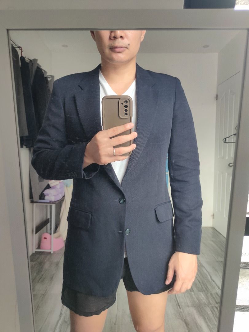 Calvin Klein Navy Blazer - Large (Category: Coats, Jackets and Outerwear) located in Dasmarinas. Submitted by acesteve (Listing ID 1467761773, Image 3). Description: Size in inches: 20 width 31 length No issues or alterations Loc: Dasma Cavite MOP: Gcash.