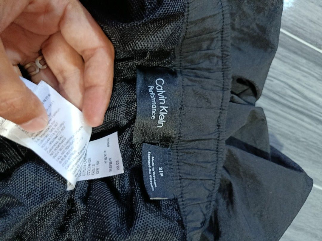 Calvin Klein woven cargo short (Category: Shorts) located in Bacolod City. Submitted by empatees (Listing ID 1467672025, Image 2). Description: .