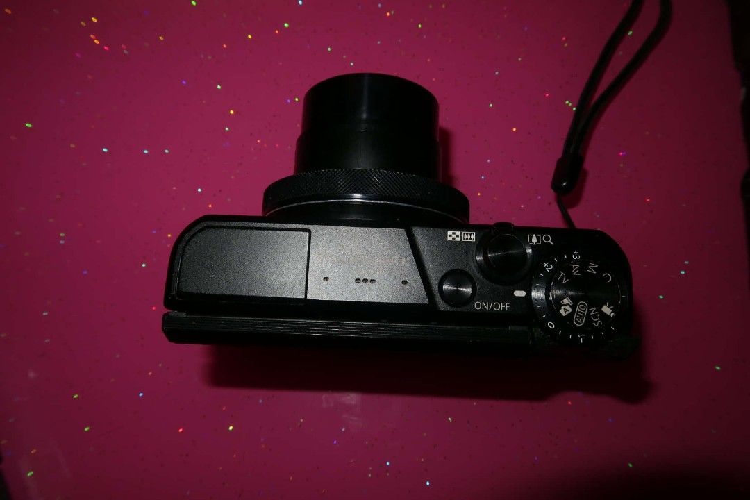 Canon PowerShot G7X Mark II (Category: Cameras) located in Manila. Submitted by vastphoenix_dab7f0 (Listing ID 1467626757, Image 3). Description: - Model: Canon PowerShot G7X Mark II (Black) - Condition: Excellent, comes with original box - Inclusions: Attached wrist strap - Key Features: Pop-up flash module, top dial for shooting modes and settings, and extending zoom lens - Perfect for: Vlogging, travel, and daily photography badly needed for m