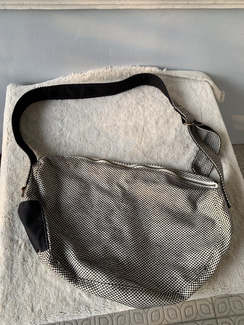 Canvass Shoulder bag (Category: Cross-body Bags) located in Taguig. Submitted by madisam (Listing ID 1467833254, Image 2). Description: Preloved in good condition.