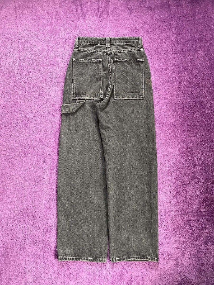 Carpenter Denim Pants (Category: Jeans) located in Manila. Submitted by abysthriftco (Listing ID 1467778795, Image 2). Description: CARPENTER DENIM PANTS Size 28-30 Length- 39 Hem- 10 DETAILS Heavy & hard denim Issue: ❌ Color rate: 10/10 Excellent condition.