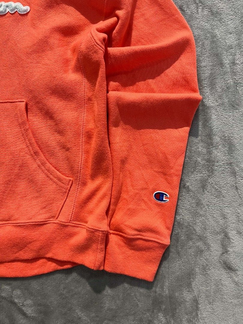 Champion Hoodie (Category: Coats, Jackets and Outerwear) located in Manila. Submitted by zenwind_3cdc42 (Listing ID 1467650587, Image 3). Description: •Champion hoodie ( small on tag) •Picture may varies due to lightning •add shipping via j&t // lbc •no issue.