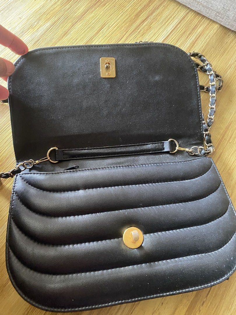 Chanel (Category: Luxury Bags & Wallets) located in Murcia. Submitted by cool.jacquelinebatilaran (Listing ID 1467610869, Image 3). Description: Good condition .