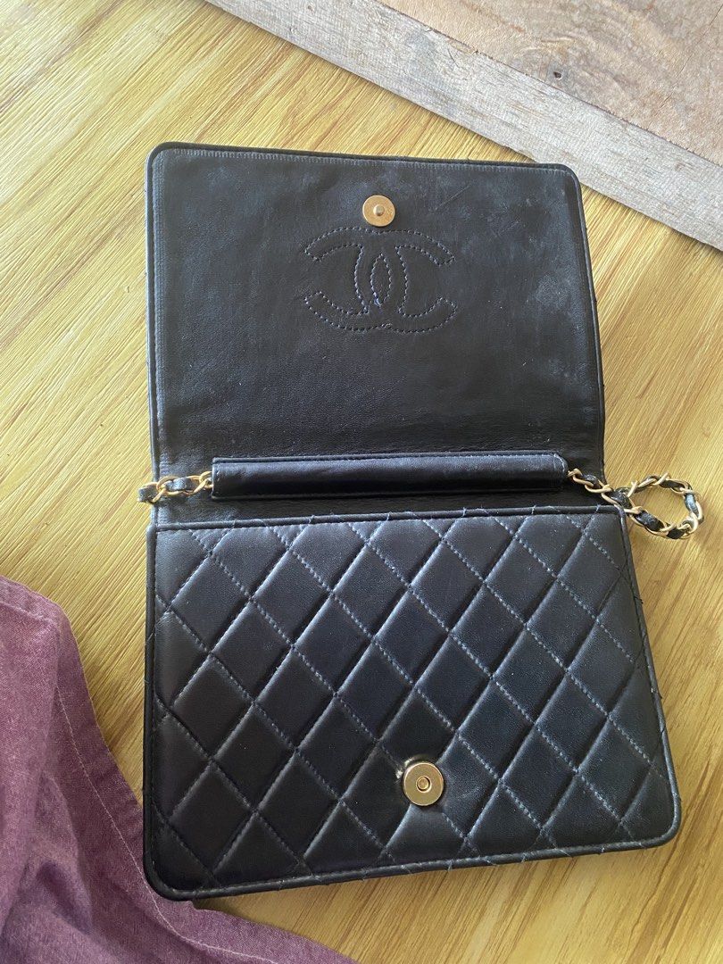 Chanel (Category: Luxury Bags & Wallets) located in Murcia. Submitted by cool.jacquelinebatilaran (Listing ID 1467618144, Image 3). Description: Good condition .