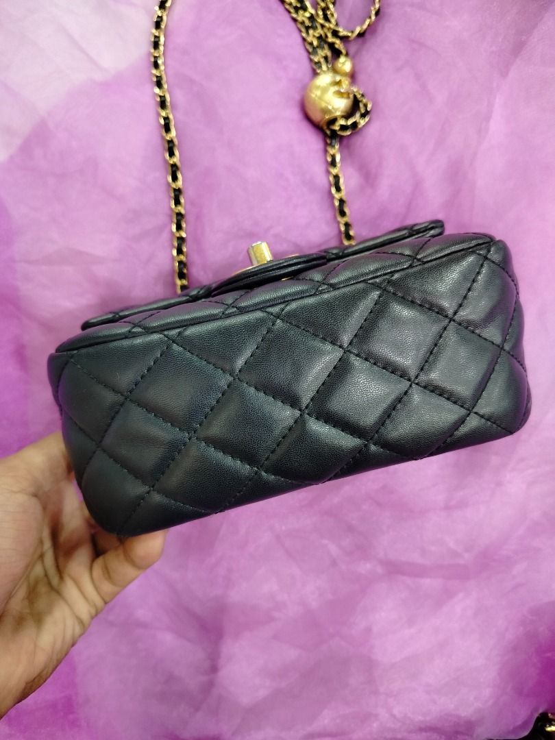 Chanel (Category: Luxury Bags & Wallets) located in Caloocan City. Submitted by ritubado_19 (Listing ID 1467644202, Image 3). Description: No issue Excellent condition .