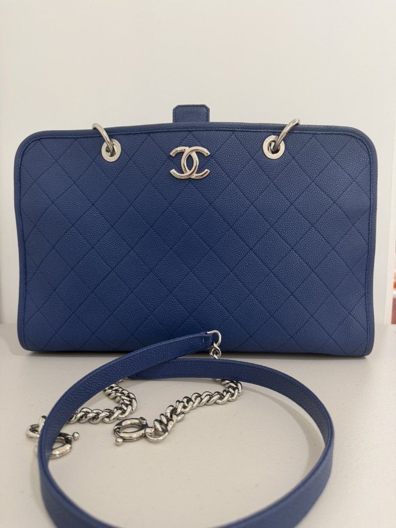 Chanel bag for sale (Category: Purses & Pouches) located in Pasay City. Submitted by ms0718 (Listing ID 1467779501, Image 1). Description: CHANEL Pre-Owned 2017-2018 quilted leather two-way tote bag Caviar leather unused condition for serious buyers only complete.