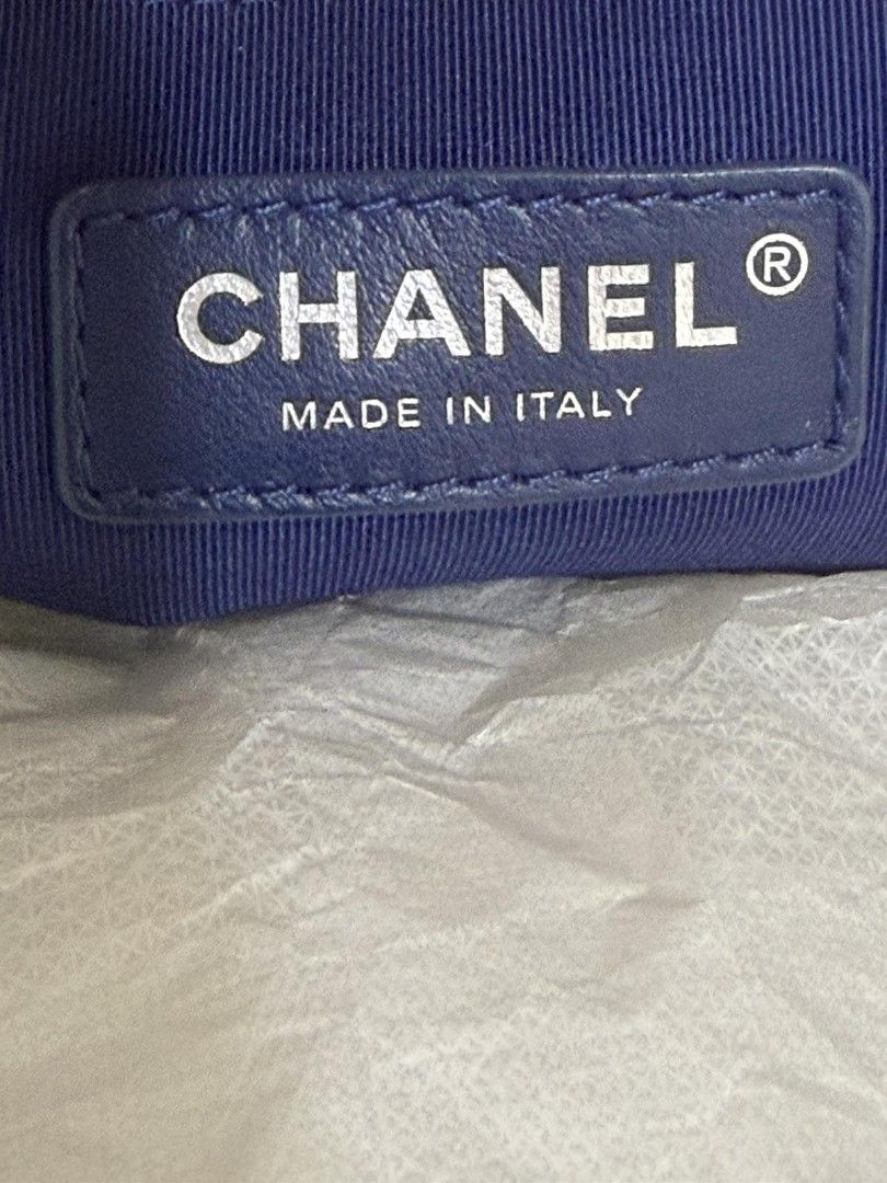 Chanel bag for sale (Category: Purses & Pouches) located in Pasay City. Submitted by ms0718 (Listing ID 1467779501, Image 3). Description: CHANEL Pre-Owned 2017-2018 quilted leather two-way tote bag Caviar leather unused condition for serious buyers only complete.
