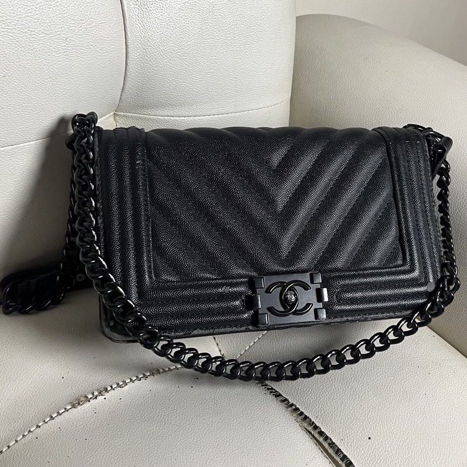 Chanel Classic Caviar Boy Flap (Category: Shoulder Bags) located in Manila. Submitted by ave.archives (Listing ID 1467800789, Image 1). Description: Auth CC Black on black caviar boy flap turn-lock hardware with digital identification label tag. With issues; sign of use, edges are chipping can be restored pa naman check photos for your reference. Selling as is, with chanel dustbag. Pay as u confirm, no flaking once offer is accepted. QC|Lalamove 