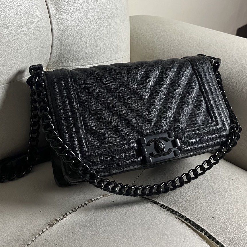 Chanel Classic Caviar Boy Flap (Category: Shoulder Bags) located in Manila. Submitted by ave.archives (Listing ID 1467800789, Image 2). Description: Auth CC Black on black caviar boy flap turn-lock hardware with digital identification label tag. With issues; sign of use, edges are chipping can be restored pa naman check photos for your reference. Selling as is, with chanel dustbag. Pay as u confirm, no flaking once offer is accepted. QC|Lalamove 