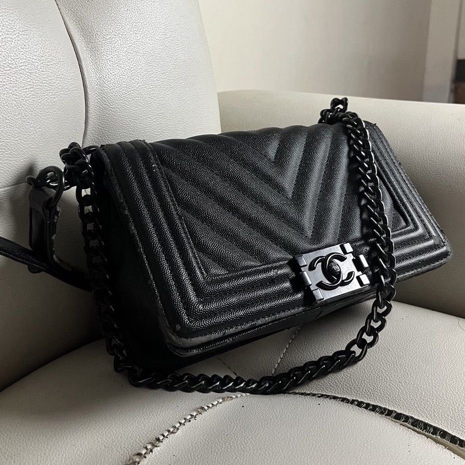 Chanel Classic Caviar Boy Flap (Category: Shoulder Bags) located in Manila. Submitted by ave.archives (Listing ID 1467800789, Image 3). Description: Auth CC Black on black caviar boy flap turn-lock hardware with digital identification label tag. With issues; sign of use, edges are chipping can be restored pa naman check photos for your reference. Selling as is, with chanel dustbag. Pay as u confirm, no flaking once offer is accepted. QC|Lalamove 