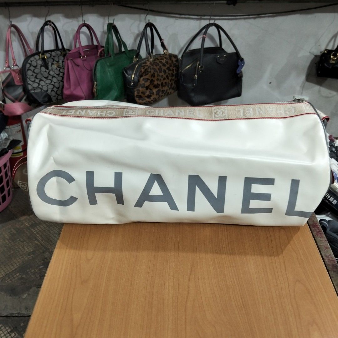 Chanel Duffle Bag (Category: Cross-body Bags) located in El Salvador. Submitted by francheskaukayukay (Listing ID 1467690066, Image 1). Description: minimal stain posted (d halata).