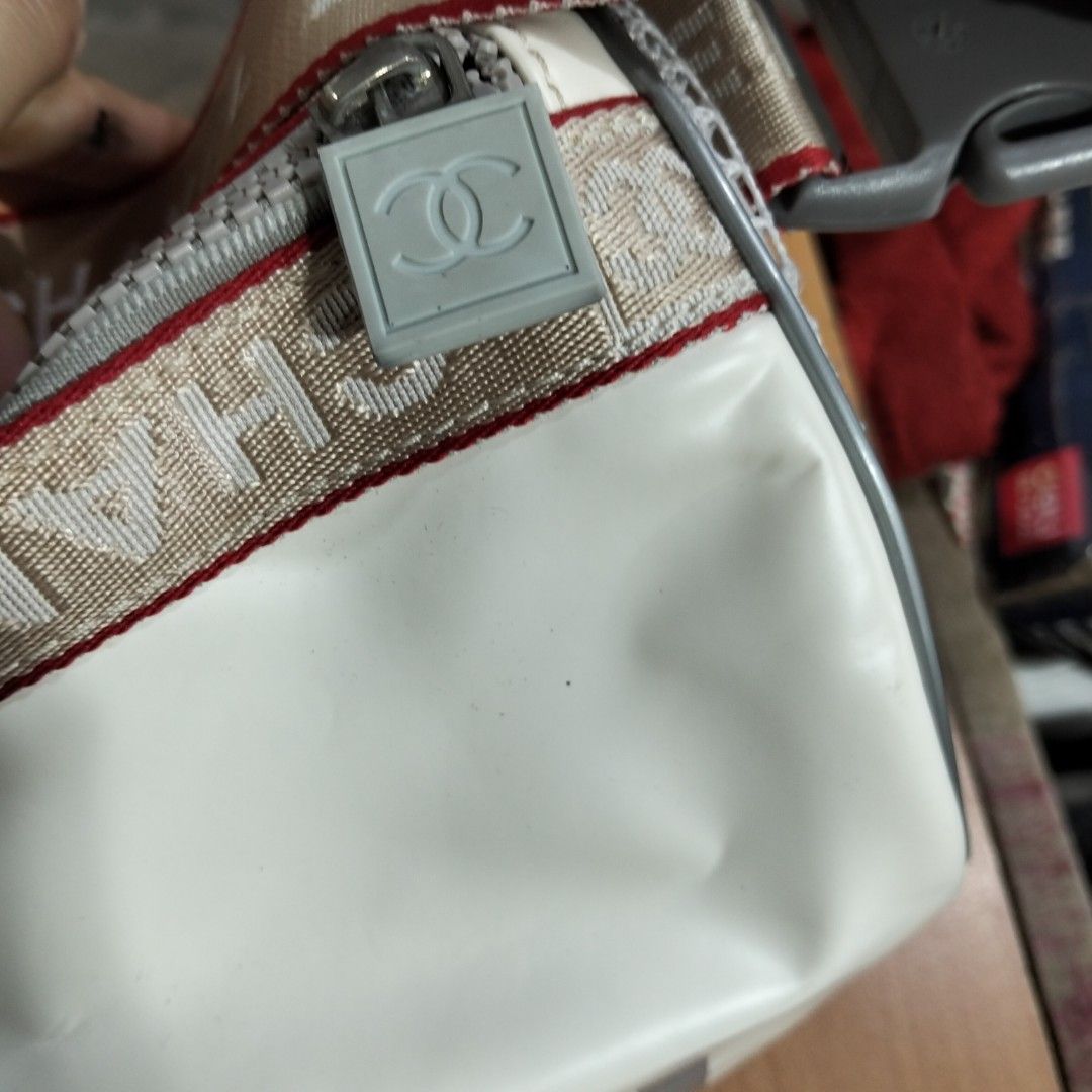 Chanel Duffle Bag (Category: Cross-body Bags) located in El Salvador. Submitted by francheskaukayukay (Listing ID 1467690066, Image 3). Description: minimal stain posted (d halata).