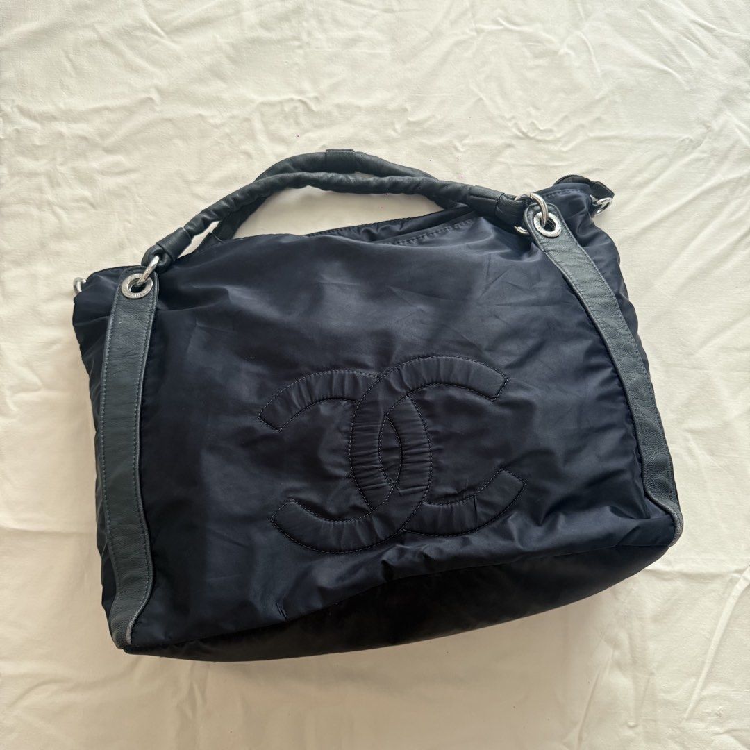 Chanel Tote (Category: Shoulder Bags) located in Baguio. Submitted by dsabelg (Listing ID 1467717895, Image 1). Description: .