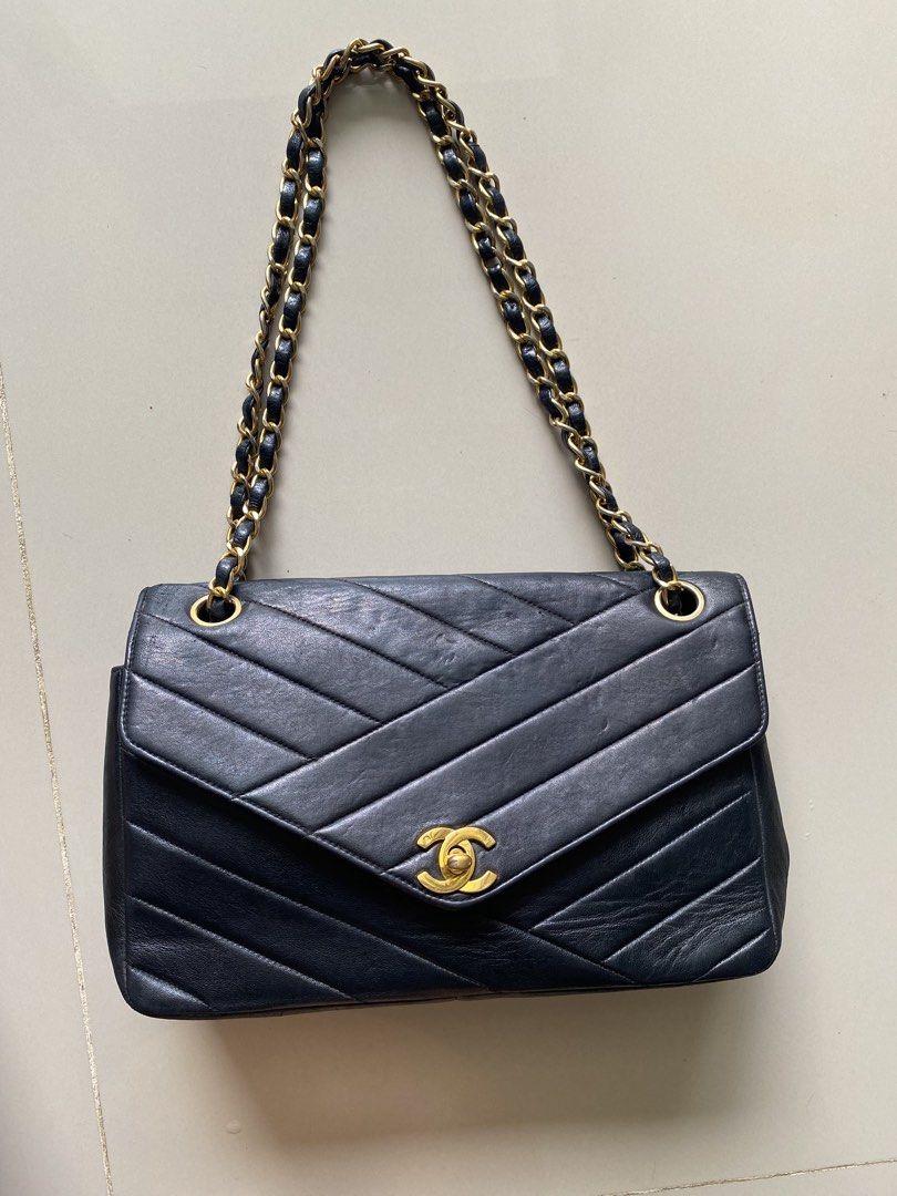 Chanel vintage (Category: Luxury Bags & Wallets) located in Barili. Submitted by jenn.elyn (Listing ID 1463485264, Image 1). Description: Used chanel vintage in excellent condition .