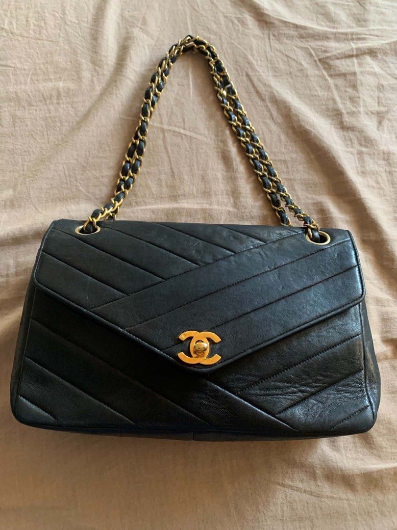 Chanel vintage bag (Category: Luxury Bags & Wallets) located in Murcia. Submitted by cool.jacquelinebatilaran (Listing ID 1467754258, Image 1). Description: Good condition .