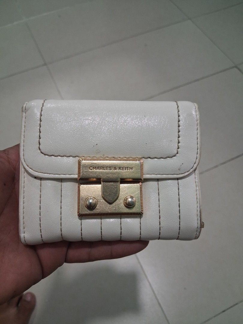 Charles and Keith (Category: Announcements) located in Manila. Submitted by carlitoboh66625 (Listing ID 1467663316, Image 1). Description: Charles and Keith wallet excellent price 500.