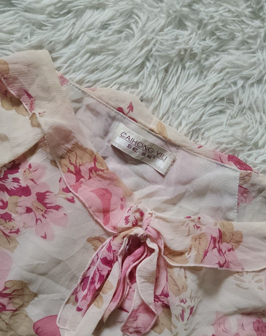 chiffon floral top (Category: Others Tops) located in Quezon City. Submitted by shesann (Listing ID 1467732965, Image 2). Description: loc: Quezon city.