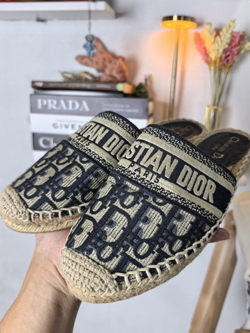 Christian Dior monogam (Category: Sneakers & Footwear) located in Baguio. Submitted by ashzachary (Listing ID 1467738338, Image 2). Description: Christian dior AOP Condition :Excellent condition Color rate 10/10 Size :7 Size: 37 No issues No flaws Super ganda sa personal Pm. More details Good quality Plsss 📌No Bogus 📌No return MOP What you see is what you get PALAWAN, CEBUNA GCASH AND BDO Reminder😊 We're selling thrifted clothes so please mana