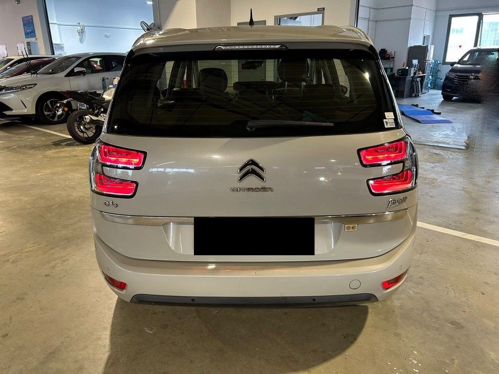 Citroen Grand C4 Picasso Diesel 1.6 BlueHDi 120 EAT6 (A) (Category: Used Cars) located in Singapore. Submitted by jasonhe (Listing ID 1467625490, Image 3). Description: 1. Super low depreciation: Perfect short-term 7-seater family MPV / interim car before COE drop or new car arrives! Much cheaper than car rental ($2k+/mth) 2. 1.6L BlueHDi Diesel engine — extremely fuel efficient (~18-20km/L) with huge torque.Smooth gearbox, ice-cold aircon, clean
