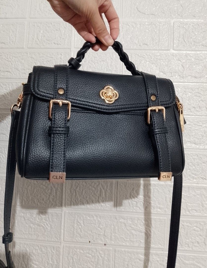 CLN ❤ preloved bags (Category: Cross-body Bags) located in Manila. Submitted by clays19shop (Listing ID 1467683449, Image 3). Description: NO ISSUES. GOOD AS NEW. No scratches. used like new! Pwedwng pang gift kasi mukhang bago..