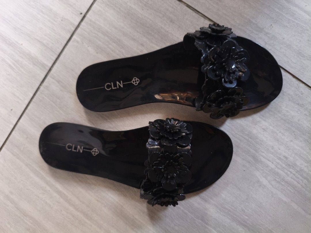 CLN Fianna (Category: Slippers and slides) located in Manila. Submitted by peyaphernelia (Listing ID 1467761520, Image 1). Description: - original price: 1499 - size 36 - with box.