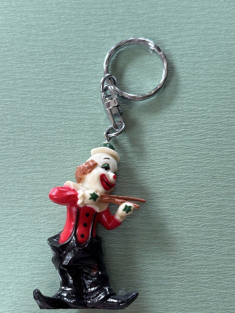 Clown playing violin keychain (Category: Vintage Collectibles) located in Calamba. Submitted by cur8d (Listing ID 1467631597, Image 1). Description: .