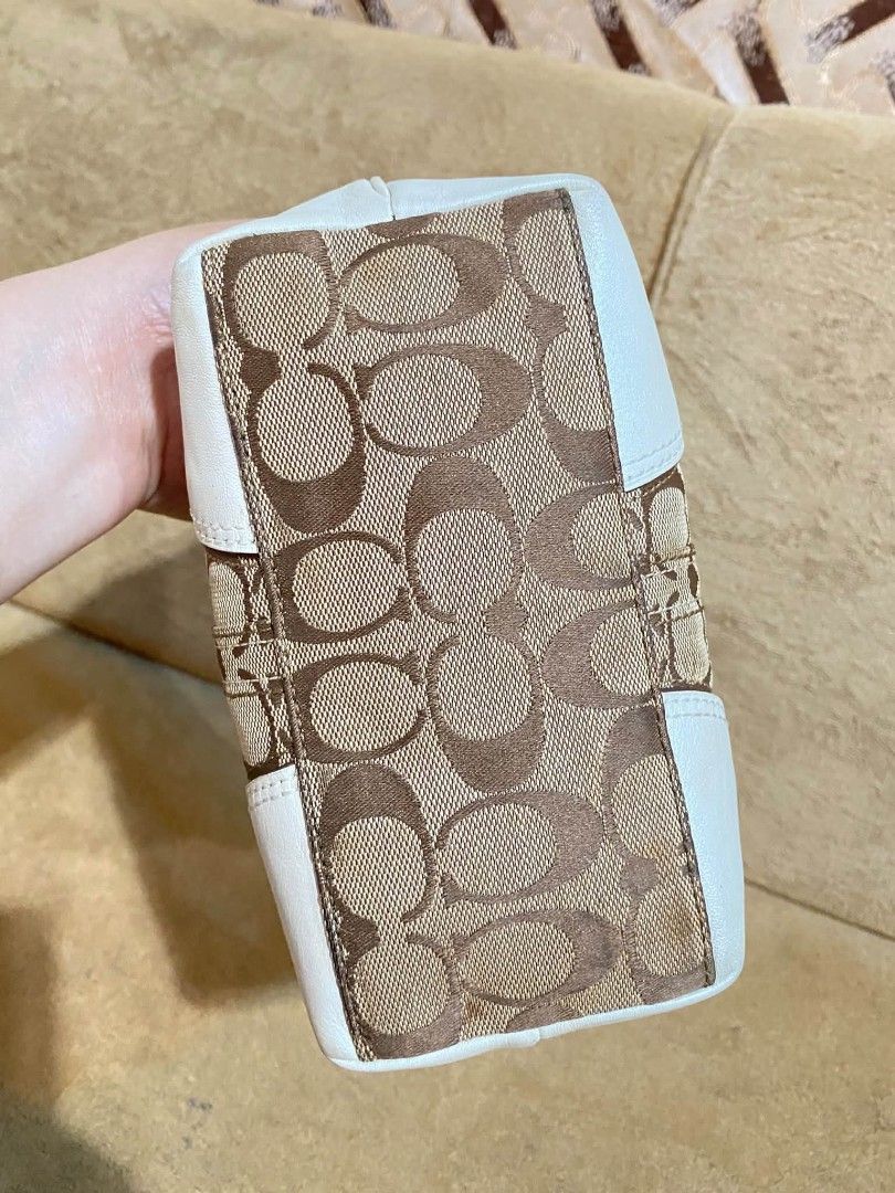 Coach (Category: Purses & Pouches) located in Dumaguete. Submitted by camillaolshoppe2 (Listing ID 1467631329, Image 3). Description: Coach Soho Small Hobo 40686 in Signature Jacquard (khaki/white)* - from around 2006-2008 Ang Ganda 🫨.