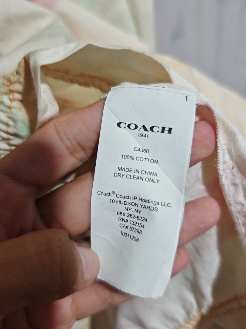 Coach (Category: Luxury Apparel) located in Santa Cruz. Submitted by ukayhuntworldwide (Listing ID 1467754431, Image 3). Description: .