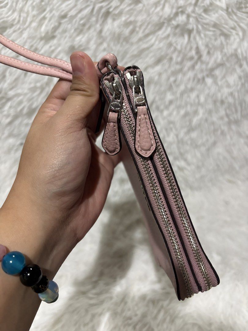 Coach (Category: Wallets & Card holders) located in Baguio. Submitted by rheaanne07 (Listing ID 1467832619, Image 3). Description: Orig coach double zip wristlet Flaw: nagbakbak ung loob sa gilid Usual na sakit ng mga ganto Still pretty Orig.