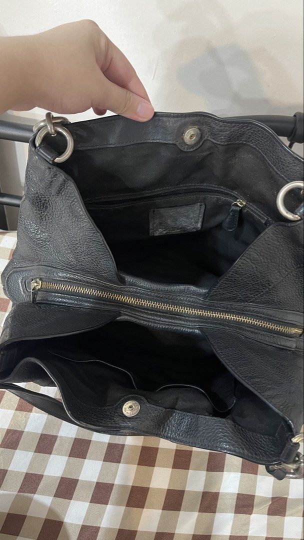 COACH Black Leather Shoulder Bag (Category: Luxury Bags & Wallets) located in Quezon City. Submitted by koichronicles (Listing ID 1467770638, Image 3). Description: 💯 Authentic 📌 With minor flaws and signs of usage 📌 No box/dust bag 💸 Open for price nego.
