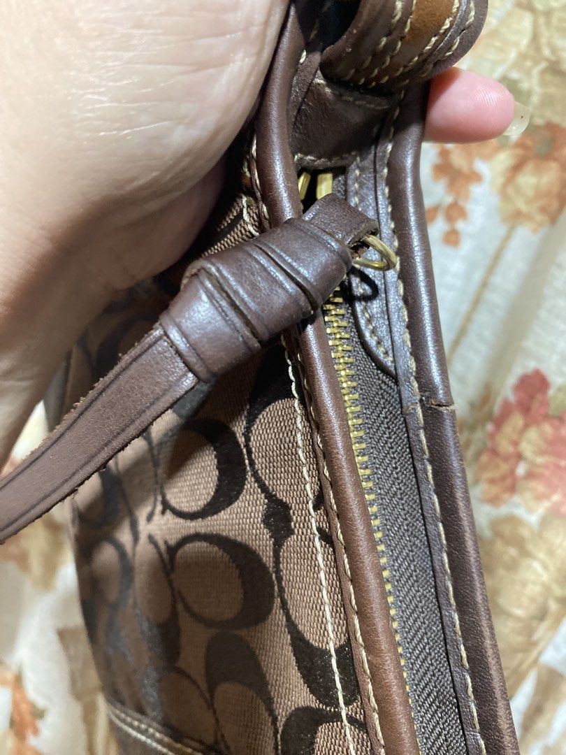 Coach Choco Brown Bleecker Bag (Category: Shoulder Bags) located in Muntinlupa City. Submitted by lovefrenzie (Listing ID 1467776092, Image 3). Description: Coach Choco Brown Canvas Honest issue: With hiwa sa bandang lips pero di nakakaapekto since matibay tahi. Bawal sa maselan since vintage. Please see photos :) No hangtag Super pretty Free SF JNT Alabang.