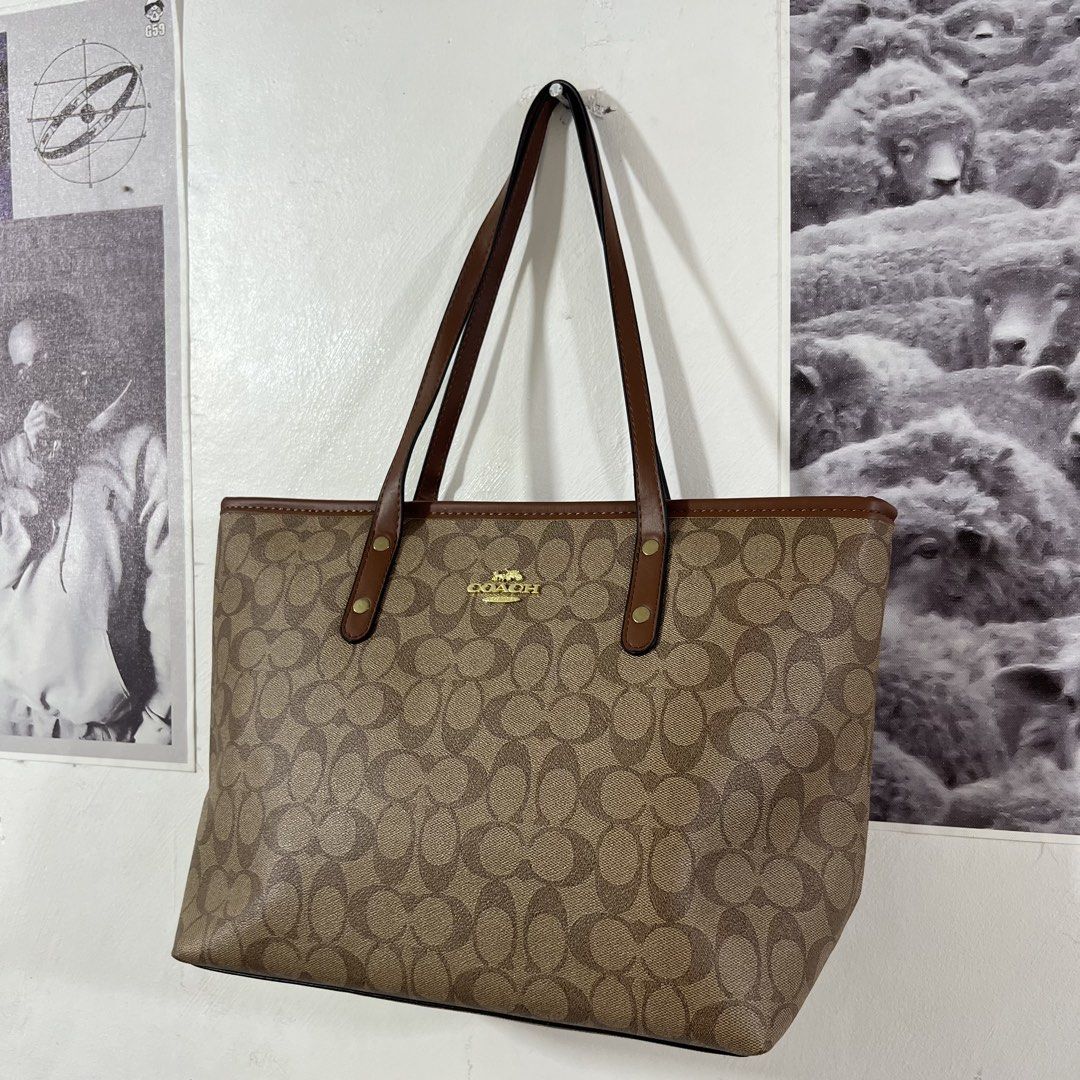 Coach City Tote Bag (Category: Luxury Bags & Wallets) located in Cavite. Submitted by itsayaaa (Listing ID 1467738680, Image 2). Description: Coach City Tote Bag Issue: No issue Condition: Excellent Condition STARTING BID: 150 INCREMENT: 50 CLAIM: 📩.