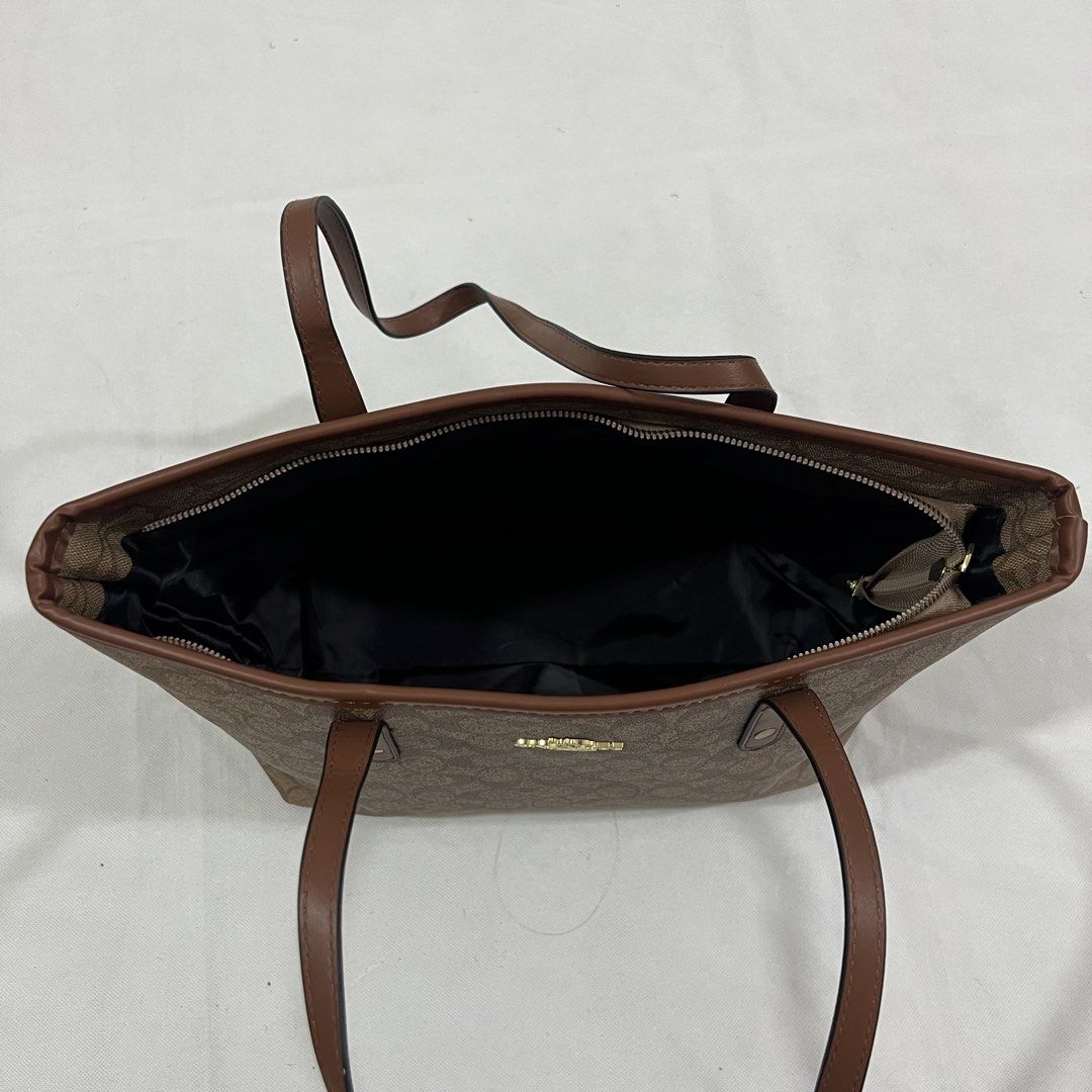 Coach City Tote Bag (Category: Luxury Bags & Wallets) located in Cavite. Submitted by itsayaaa (Listing ID 1467738680, Image 3). Description: Coach City Tote Bag Issue: No issue Condition: Excellent Condition STARTING BID: 150 INCREMENT: 50 CLAIM: 📩.