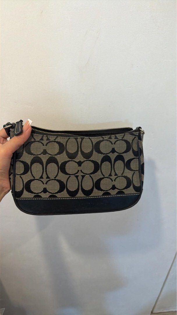 Coach demi bag (Category: Purses & Pouches) located in Manila. Submitted by cocochronj (Listing ID 1467676890, Image 2). Description: Selling my coach bag .