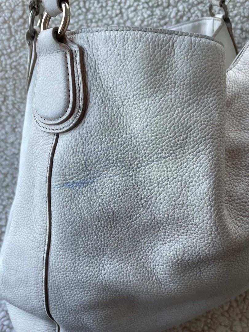 Coach Edie 31 White Pebbled Leather Shoulder Bag (Category: Shoulder Bags) located in Bulacan. Submitted by bagzandboujee_ (Listing ID 1467794739, Image 3). Description: Coach Edie 31 White Pebbled Leather Shoulder Bag ʀᴀɴᴋ ʙ ᴘʜᴘ ♥︎ 800 Ink stain/penmark at the back part leather signs of usage on rubber lining signs of use on corners leather patina leather discoloration ♥︎ ᴀʟʟ ꜱᴀʟᴇꜱ ᴀʀᴇ ꜰɪɴᴀʟ ᴋɪɴᴅʟʏ ʀᴇᴠɪᴇᴡ ᴀʟʟ ᴘʜᴏᴛᴏꜱ & ᴅᴇꜱᴄʀɪᴘᴛɪᴏɴ ʙᴇꜰᴏʀᴇ ᴘᴜʀᴄʜᴀꜱɪ