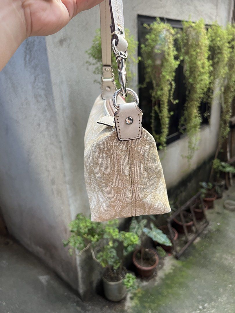 Coach Handbag (Category: Shoulder Bags) located in Cebu City. Submitted by ayban05 (Listing ID 1467699253, Image 3). Description: .