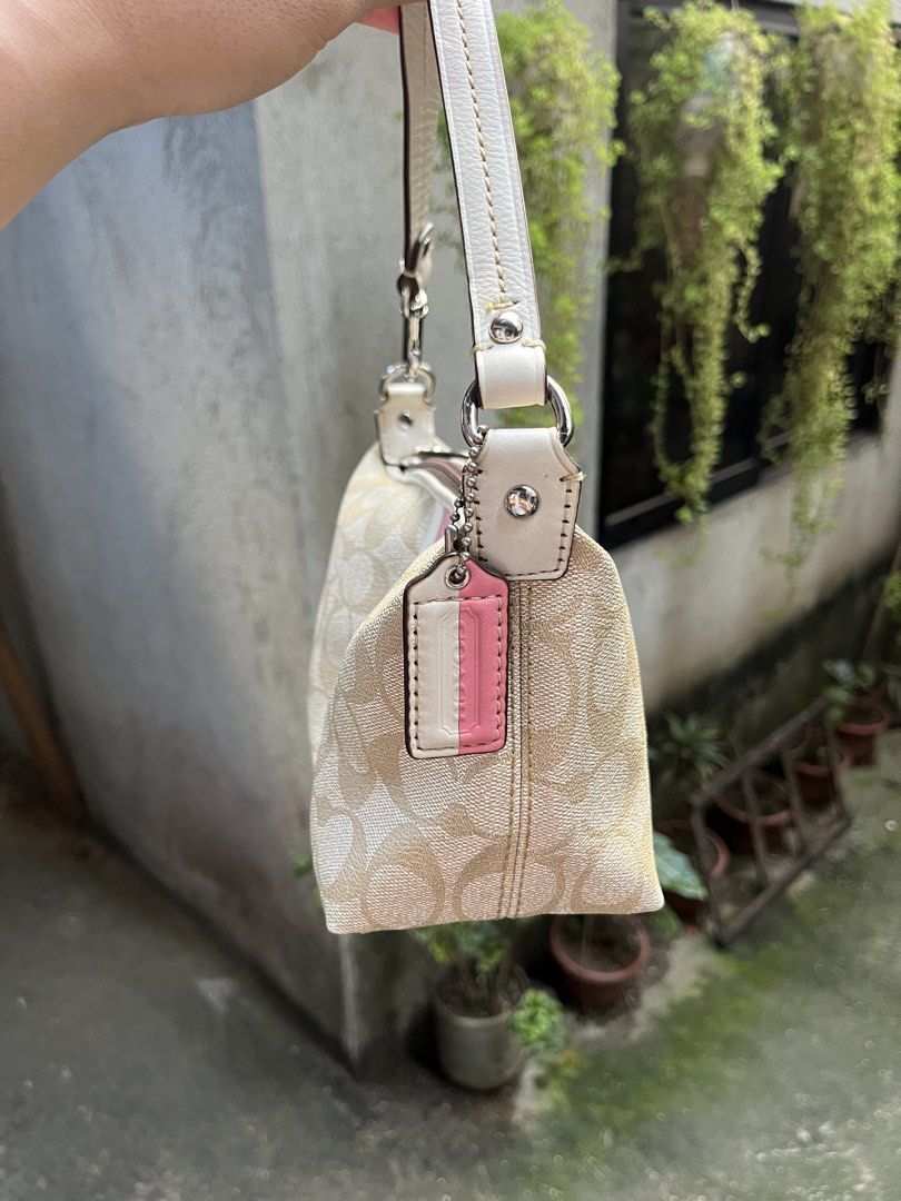 Coach Handbag (Category: Shoulder Bags) located in Cebu City. Submitted by ayban05 (Listing ID 1467699253, Image 2). Description: .