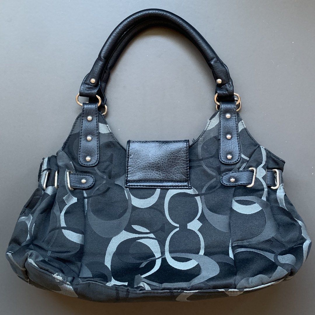 Coach Hobo (Category: Shoulder Bags) located in Cavite. Submitted by baguette_bae (Listing ID 1467649803, Image 2). Description: Minimal Fade and Lock missing spring but all good.