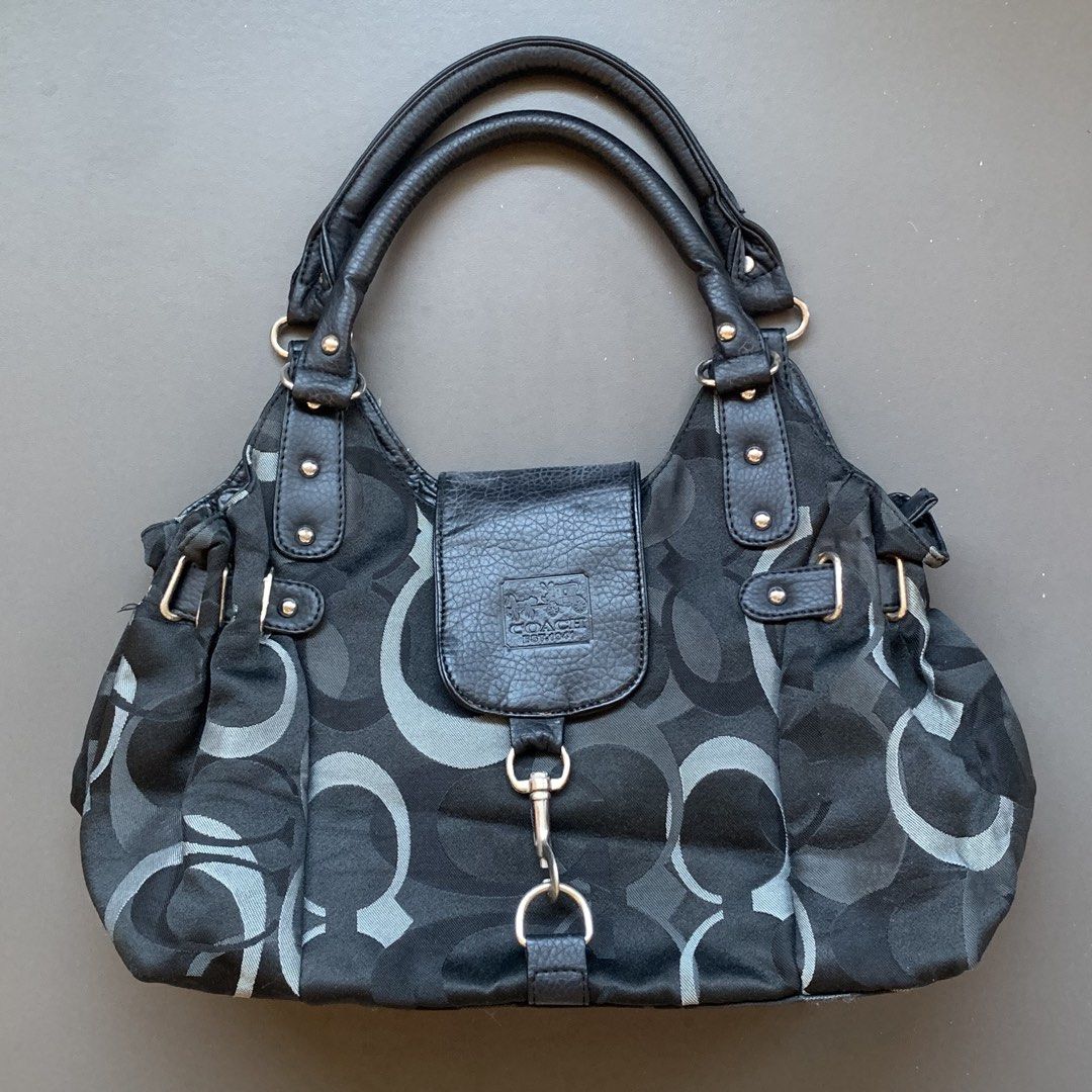 Coach Hobo (Category: Shoulder Bags) located in Cavite. Submitted by baguette_bae (Listing ID 1467649803, Image 1). Description: Minimal Fade and Lock missing spring but all good.