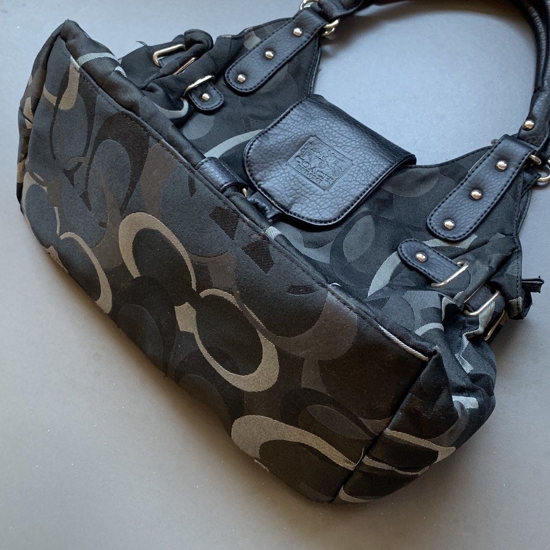 Coach Hobo (Category: Shoulder Bags) located in Cavite. Submitted by baguette_bae (Listing ID 1467649803, Image 3). Description: Minimal Fade and Lock missing spring but all good.