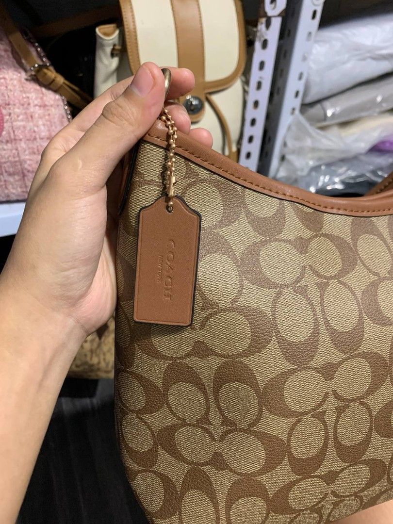 COACH Laurel Shoulder Bag (Category: Shoulder Bags) located in Valenzuela. Submitted by _prettysimplecollection (Listing ID 1467775207, Image 2). Description: .