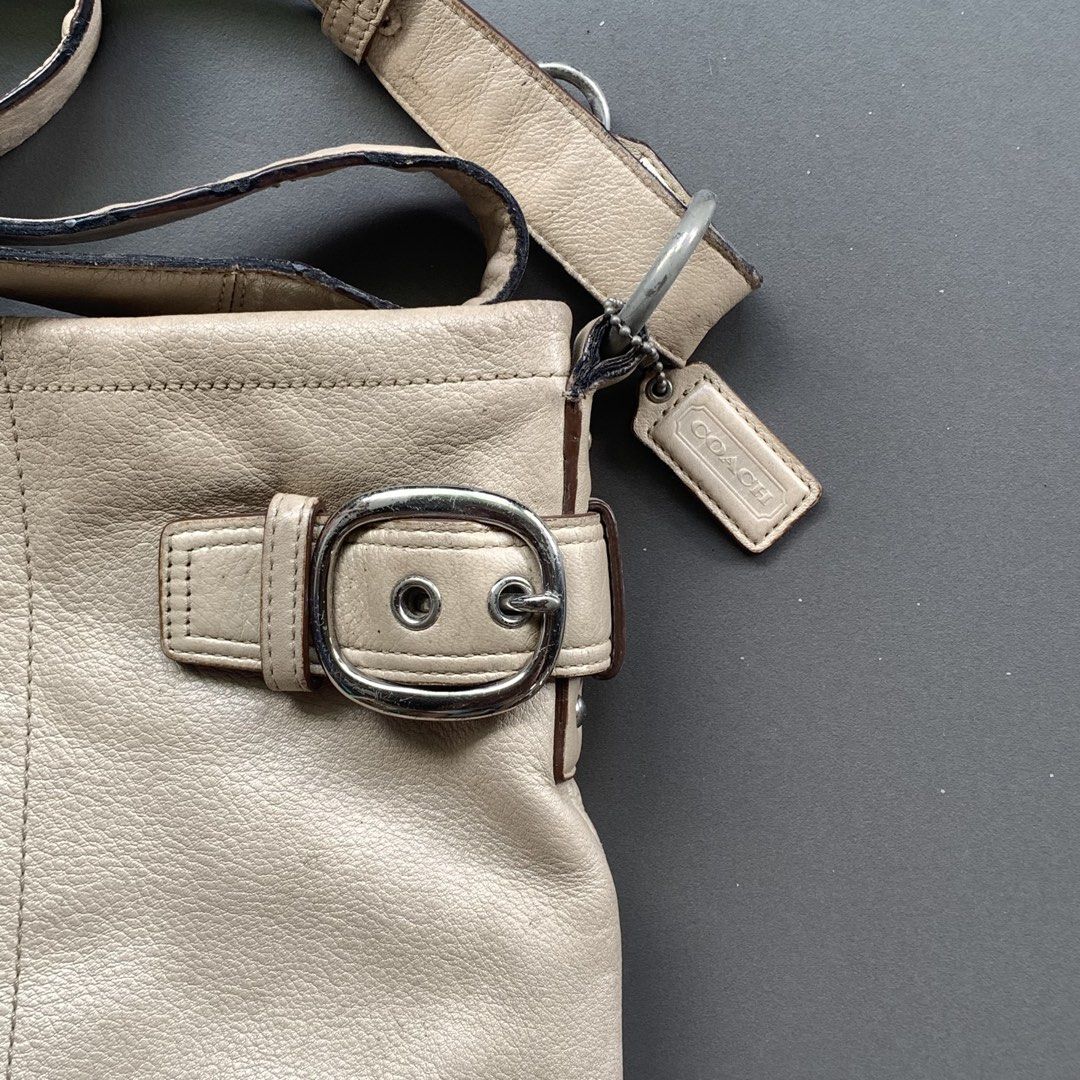 Coach Leather 2 buckle Messenger Bag (Category: Cross-body Bags) located in Cavite. Submitted by baguette_bae (Listing ID 1467651253, Image 3). Description: Sign of usage, minimal ink rubber lining.